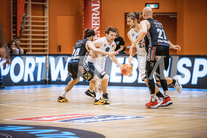 Basketball, Win2Day Superliga 2022/23, Grunddurchgang 3.Runde, Vienna D.C. Timberwolves, Raiffeisen Flyers Wels, Jonas John (99)