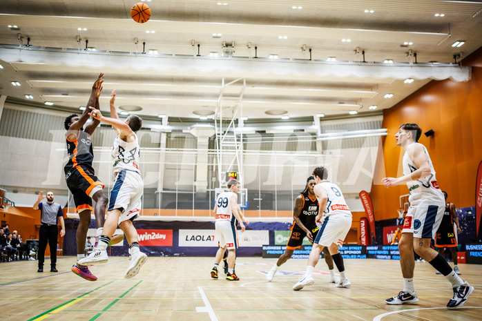Basketball, Win2Day Superliga 2023/24, Grunddurchgang 19.Runde, Vienna Timberwolves, Fürstenfeld Panthers, Dylan Causwell (8), Moritz Lanegger (21)