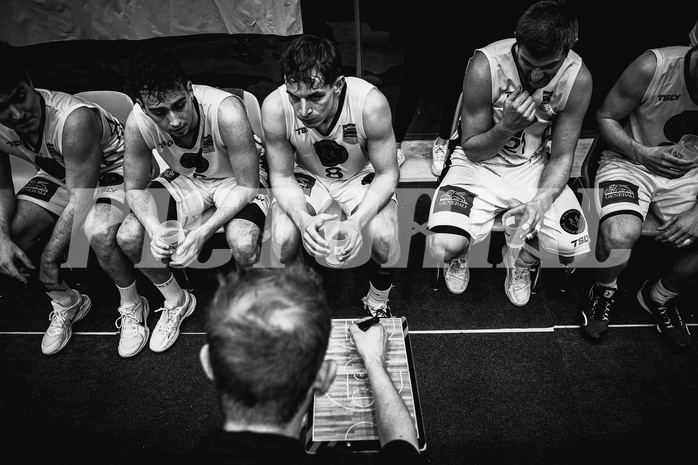 Basketball, Win2Day Superliga 2023/24, Grunddurchgang 19.Runde, Vienna Timberwolves, Fürstenfeld Panthers, Paul Rotter (6), Elias Wlasak (8), Moritz Lanegger (21), Justin Schlünken (Head Coach)