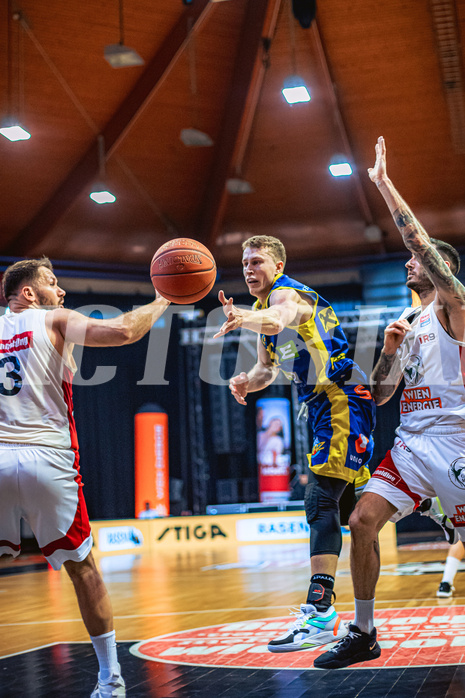 Basketball, Win2Day Superliga 2022/23, Viertelfinale Spiel 1, BC Vienna, UBSC Graz, Jozo Rados (3), Lukas Simoner (12), Ivan Siriscevic (17)
