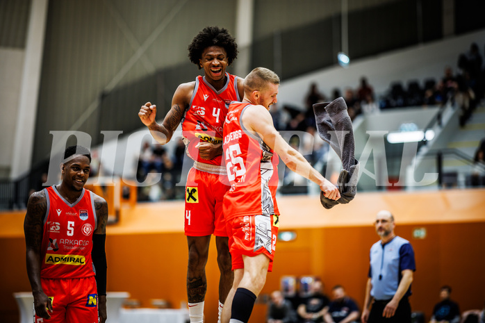 Basketball, Win2Day Superliga 2023/24, Grunddurchgang 5.Runde, Vienna Timberwolves, Traiskirchen Lions, Demarcus Demonia (4), Edgars Lasenbergs (25)