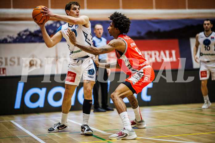 Basketball, Win2Day Superliga 2023/24, Grunddurchgang 5.Runde, Vienna Timberwolves, Traiskirchen Lions, Elias Wlasak (8), Demarcus Demonia (4)