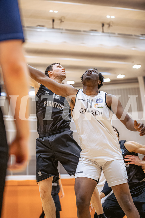 Basketball, Basketball Zweite Liga 2022/23, Grunddurchgang 16.Runde, Basket Flames, Wörthersee Piraten, Jan-Arne Apschner (12), Kingsley Fobi (14)