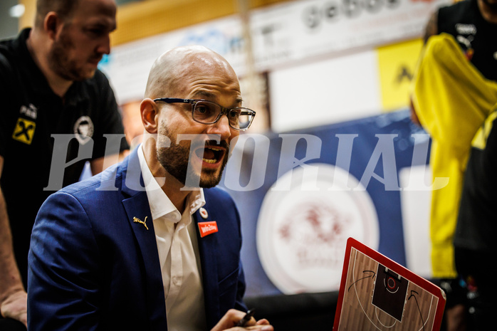 Basketball, win2day Basketball Superliga 2022/23, Grunddurchgang 21.Runde, Traiskirchen Lions, Flyers Wels, Sebastian Waser (Head Coach)