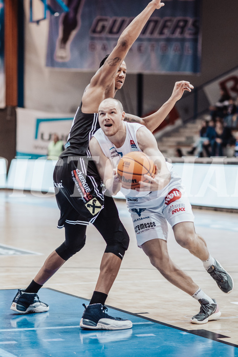 Basketball, Basketball Superliga 2023/24, Gunddurchgang 9. Runde, Oberwart Gunners, Flyers Wels, Christopher Ferguson (20), Sebastian Kaeferle (7)