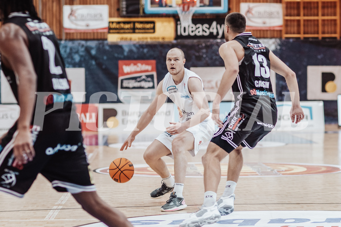 Basketball, Basketball Superliga 2023/24, Gunddurchgang 9. Runde, Oberwart Gunners, Flyers Wels, Sebastian Kaeferle (7), Radii Caisin (13)