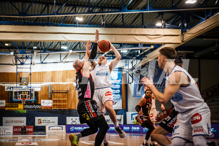 Basketball, bet-at-home Basketball Superliga 2021/22, Grunddurchgang Runde 9, Oberwart Gunners, Flyers Wels, Sebastian Käferle (7)