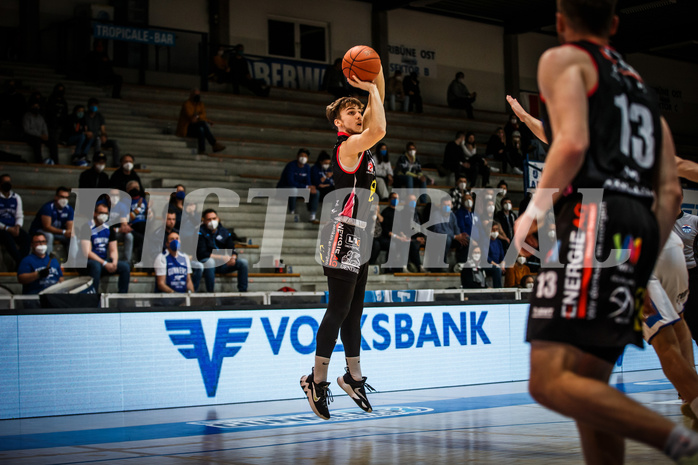 Basketball, bet-at-home Basketball Superliga 2021/22, Grunddurchgang Runde 9, Oberwart Gunners, Flyers Wels, Jan Razdevsek (4)