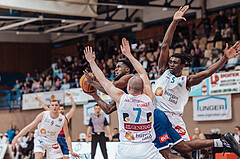 Basketball, Basketball Superliga 2023/24 , Qualifikationsrunde 4, Oberwart Gunners, BBC Nord Dragonz, Sebastian Kaeferle (7), Austen Awosika (10), Shaquille Rombley (5)