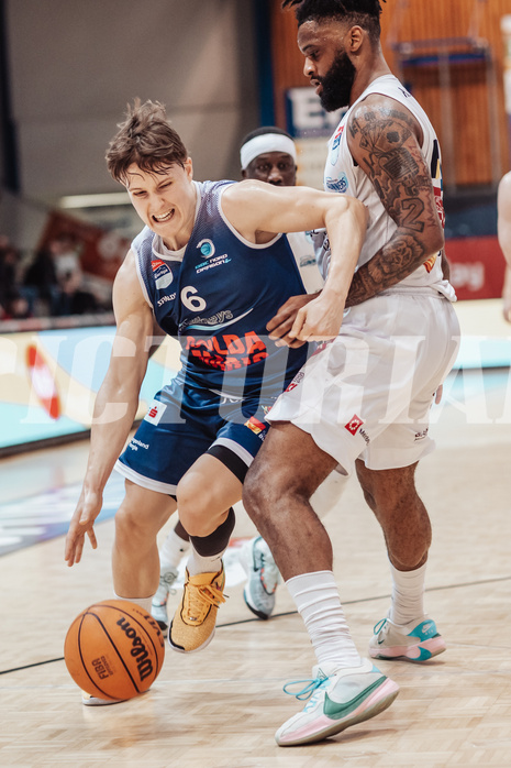Basketball, Basketball Superliga 2023/24 , Qualifikationsrunde 4, Oberwart Gunners, BBC Nord Dragonz, Valentin Pasterk (6), Kris Monroe (13)