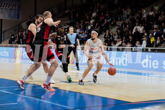 Basketball, Basketball Superliga 2022/23, Platzierungsrunde 3, Oberwart Gunners, BC Vienna, Nemanja Milosevic (15), Jahenns Manigat (21), Derek Hanes (14)