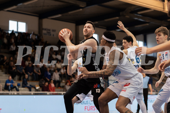Basketball, Basketball Superliga 2022/23, Platzierungsrunde 5, Oberwart Gunners, Flyers Wels, Arvydas Gydra (13), Rob Howard (5)