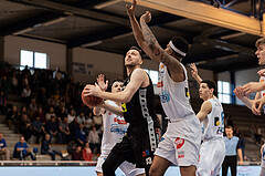 Basketball, Basketball Superliga 2022/23, Platzierungsrunde 5, Oberwart Gunners, Flyers Wels, Arvydas Gydra (13), Rob Howard (5)