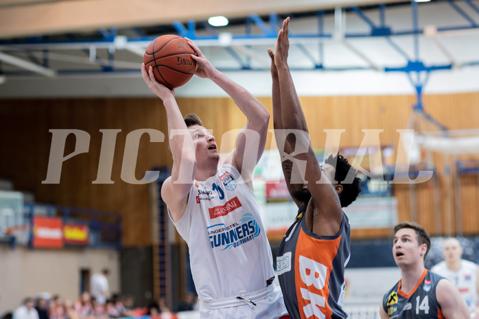 Basketball, Basketball Superliga 2022/23, Viertelfinale Spiel 3, Oberwart Gunners, Klosterneuburg Dukes, Brock Gardner (10), Kevin Bracy-Davis (0)