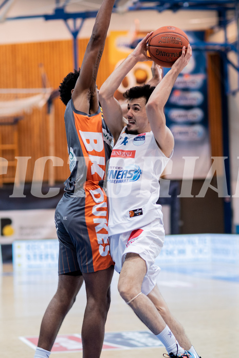 Basketball, Basketball Superliga 2022/23, Viertelfinale Spiel 3, Oberwart Gunners, Klosterneuburg Dukes, Kevin Bracy-Davis (0), Derek Hanes (14)