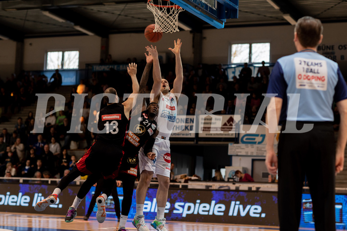 Basketball, Basketball Superliga 2022/23, Platzierungsrunde 3, Oberwart Gunners, BC Vienna, Stefan Savic (13), Jahenns Manigat (21), Renato Poljak (16)