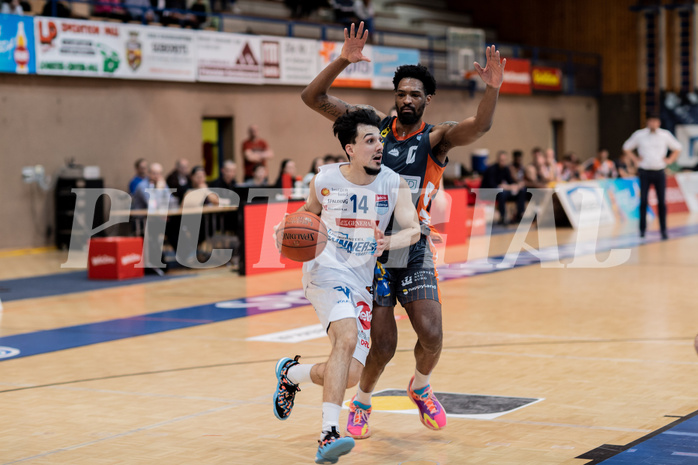 Basketball, Basketball Superliga 2022/23, Viertelfinale Spiel 1, Oberwart Gunners, Klosterneuburg Dukes, Derek Hanes (14), Kevin Bracy-Davis (0)