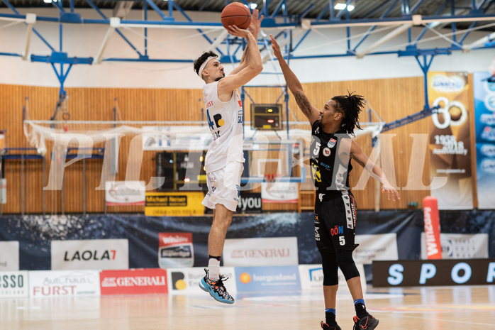 Basketball, Basketball Superliga 2022/23, Platzierungsrunde 5, Oberwart Gunners, Flyers Wels, Derek Hanes (14), Terrell Allen (5)