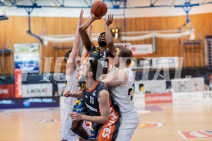 Basketball, Basketball Superliga 2022/23, Viertelfinale Spiel 1, Oberwart Gunners, Klosterneuburg Dukes, Brock Gardner (10), Kevin Bracy-Davis (0), Benjamin Blazevic (11), Renato Poljak (16)
