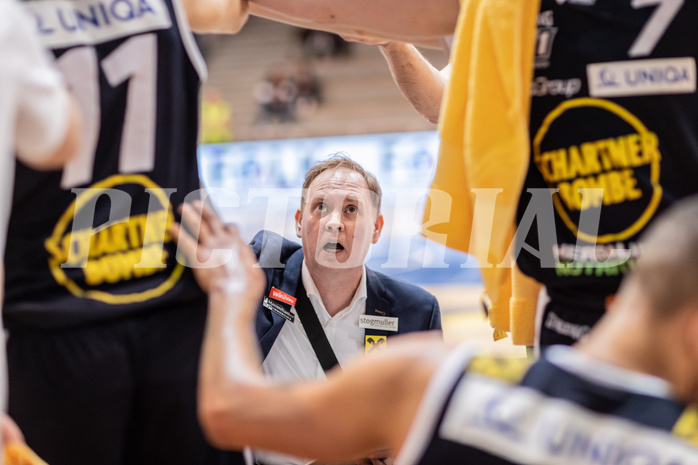 Basketball, Basketball Superliga 2022/23, 1. Platzierungsrunde, Oberwart Gunners, Gmunden Swans, Anton Mirolybov (Coach)