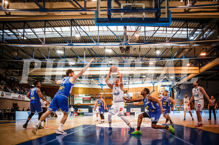 Basketball, bet-at-home Basketball Superliga 2021/22, Platzierungsrunde Spiel 1, Oberwart Gunners, Gmunden Swans, Edi Patekar (9)