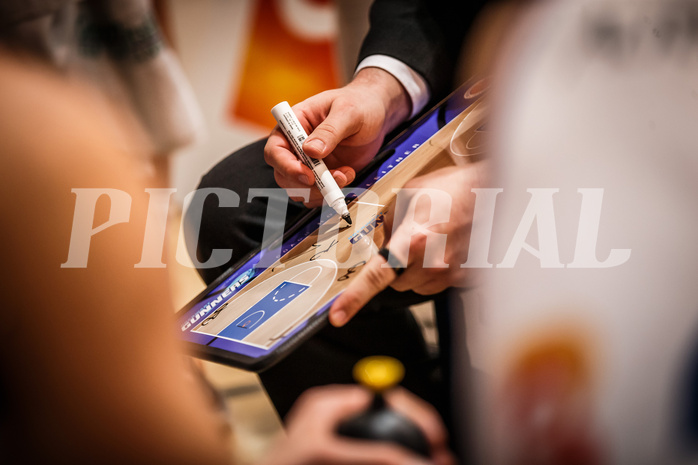 Basketball, bet-at-home Basketball Superliga 2021/22, Platzierungsrunde Spiel 1, Oberwart Gunners, Gmunden Swans, Horst Leitner (Coach) #featured