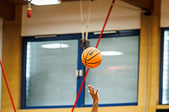 Basketball, win2day Basketball Superliga 2023/24, Viertelfinale Spiel 1, Traiskirchen Lions, SKN St.Pölten, #Jumpball Demarcus Demonia (4)