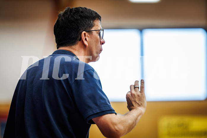 Basketball, win2day Basketball Superliga 2023/24, Viertelfinale Spiel 1, Traiskirchen Lions, SKN St.Pölten, Mike Kress (Headcoach)