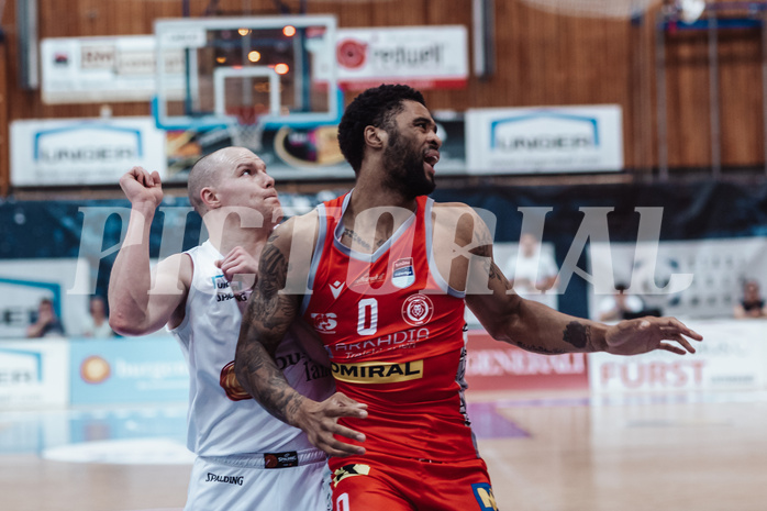 Basketball, Basketball Superliga 2023/24 , SF 4, Oberwart Gunners, Traiskirchen Lions, Sebastian Kaeferle (7), Manuel Patterson (0)