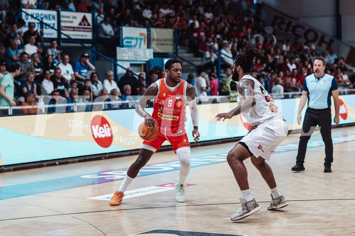 Basketball, Basketball Superliga 2023/24 , SF 4, Oberwart Gunners, Traiskirchen Lions, Davon Clare (5), Kris Monroe (13)