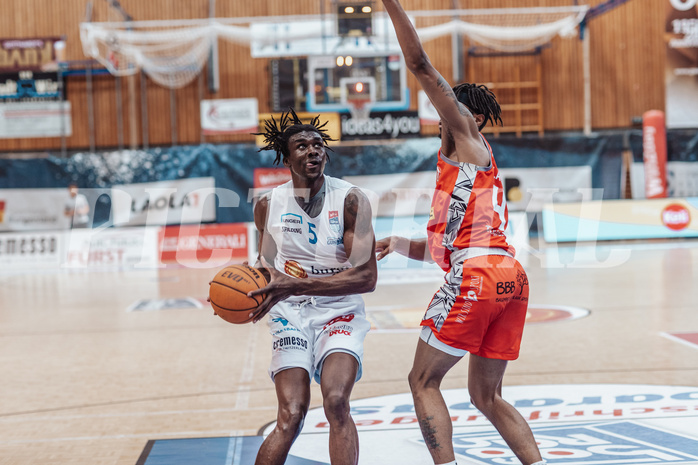 Basketball, Basketball Superliga 2023/24 , SF 4, Oberwart Gunners, Traiskirchen Lions, Shaquille Rombley (5), Jaquan Lawrence (40)