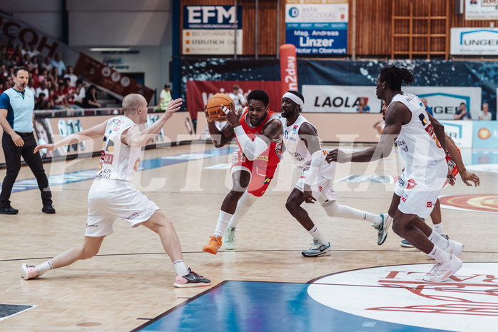 Basketball, Basketball Superliga 2023/24 , SF 4, Oberwart Gunners, Traiskirchen Lions, Sebastian Kaeferle (7), Davon Clare (5), Munis Tutu (10), Shaquille Rombley (5)