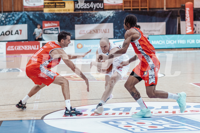 Basketball, Basketball Superliga 2023/24 , SF 4, Oberwart Gunners, Traiskirchen Lions, Fabricio Vay (11), Sebastian Kaeferle (7), Demarcus Demonia (4)