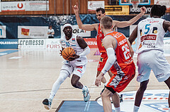 Basketball, Basketball Superliga 2023/24 , SF 4, Oberwart Gunners, Traiskirchen Lions, Munis Tutu (10), Fabricio Vay (11), Edgars Lasenbergs (25), Shaquille Rombley (5)