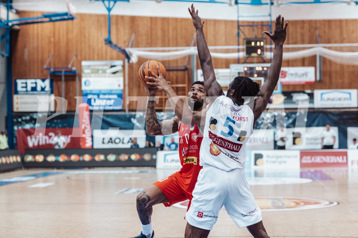 Basketball, Basketball Superliga 2023/24 , SF 4, Oberwart Gunners, Traiskirchen Lions, Manuel Patterson (0), Shaquille Rombley (5)