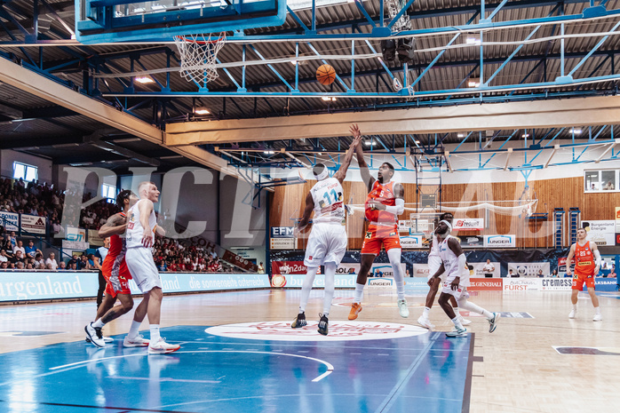 Basketball, Basketball Superliga 2023/24 , SF 4, Oberwart Gunners, Traiskirchen Lions, Derrek Brooks (11), Davon Clare (5)