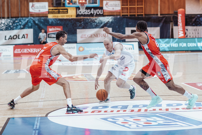 Basketball, Basketball Superliga 2023/24 , SF 4, Oberwart Gunners, Traiskirchen Lions, Fabricio Vay (11), Sebastian Kaeferle (7), Demarcus Demonia (4)