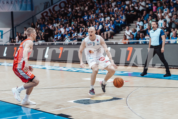 Basketball, Basketball Superliga 2023/24 , SF 4, Oberwart Gunners, Traiskirchen Lions, Edgars Lasenbergs (25), Sebastian Kaeferle (7)