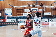 Basketball, Basketball Superliga 2023/24 , SF 4, Oberwart Gunners, Traiskirchen Lions, Manuel Patterson (0), Shaquille Rombley (5)