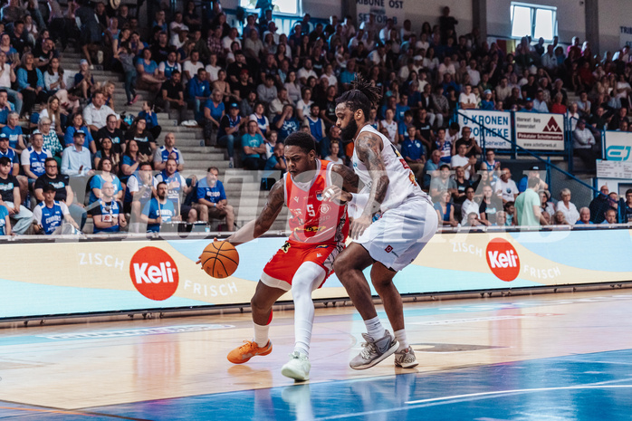 Basketball, Basketball Superliga 2023/24 , SF 4, Oberwart Gunners, Traiskirchen Lions, Davon Clare (5), Kris Monroe (13)
