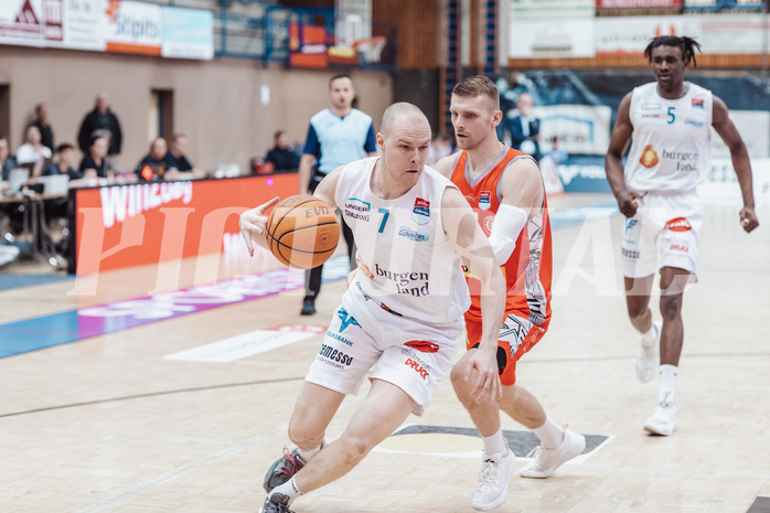 Basketball, Basketball Superliga 2023/24 , SF 4, Oberwart Gunners, Traiskirchen Lions, Sebastian Kaeferle (7), Edgars Lasenbergs (25)