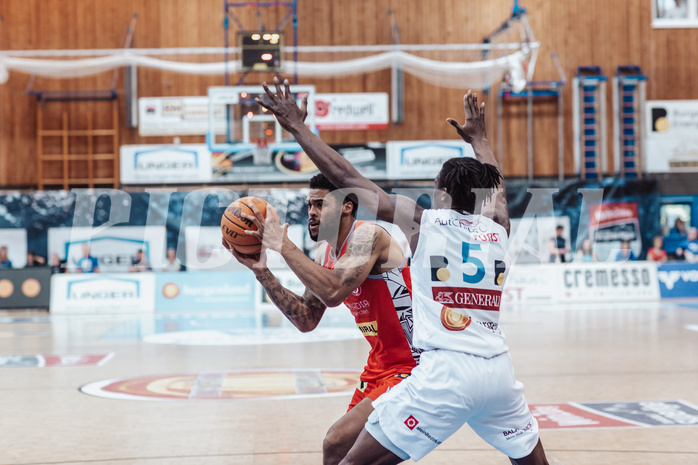 Basketball, Basketball Superliga 2023/24 , SF 4, Oberwart Gunners, Traiskirchen Lions, Manuel Patterson (0), Shaquille Rombley (5)