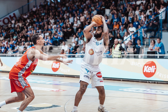 Basketball, Basketball Superliga 2023/24 , SF 4, Oberwart Gunners, Traiskirchen Lions, Fabricio Vay (11), Kris Monroe (13)