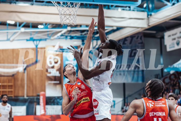 Basketball, Basketball Superliga 2023/24 , SF 4, Oberwart Gunners, Traiskirchen Lions, Fabricio Vay (11), Shaquille Rombley (5)