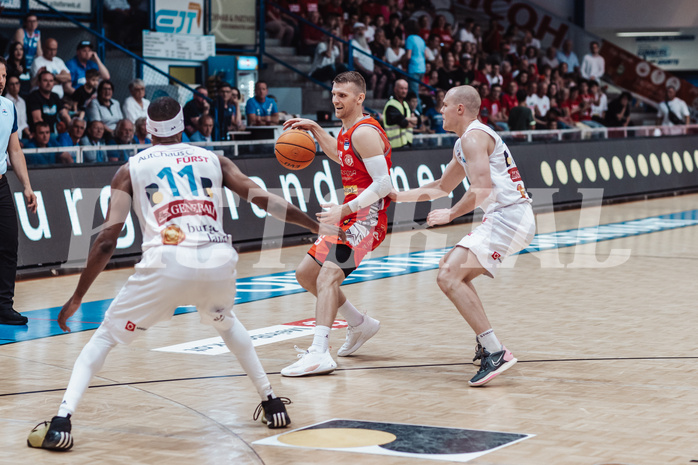 Basketball, Basketball Superliga 2023/24 , SF 4, Oberwart Gunners, Traiskirchen Lions, Derrek Brooks (11), Edgars Lasenbergs (25), Sebastian Kaeferle (7)