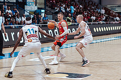 Basketball, Basketball Superliga 2023/24 , SF 4, Oberwart Gunners, Traiskirchen Lions, Derrek Brooks (11), Edgars Lasenbergs (25), Sebastian Kaeferle (7)