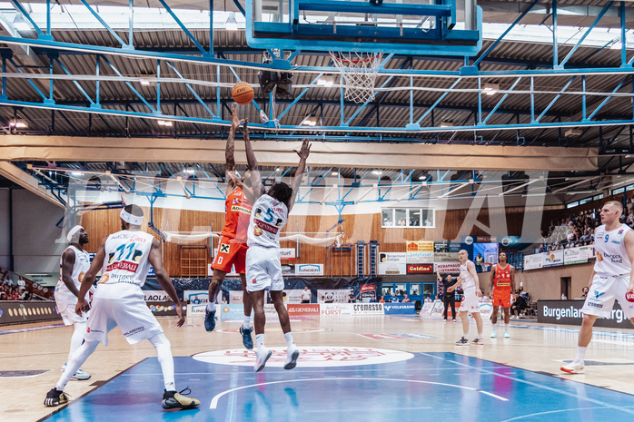 Basketball, Basketball Superliga 2023/24 , SF 4, Oberwart Gunners, Traiskirchen Lions, Manuel Patterson (0), Shaquille Rombley (5)