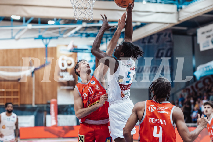 Basketball, Basketball Superliga 2023/24 , SF 4, Oberwart Gunners, Traiskirchen Lions, Fabricio Vay (11), Shaquille Rombley (5)