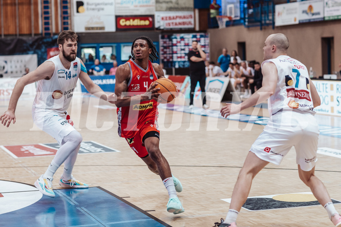 Basketball, Basketball Superliga 2023/24 , SF 4, Oberwart Gunners, Traiskirchen Lions, Daniel Koeppel (14), Demarcus Demonia (4), Sebastian Kaeferle (7)