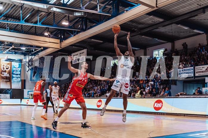 Basketball, Basketball Superliga 2023/24 , SF 4, Oberwart Gunners, Traiskirchen Lions, Fabricio Vay (11), Kris Monroe (13)